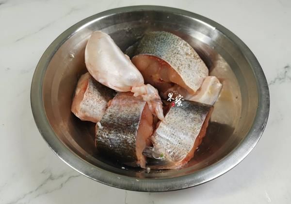 午餐这样焖了一锅美食，有菜有饼，咸鲜味美，家人连说做得太少