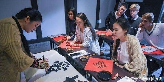 好对联。上联:执画戟,骑赤兔,可惜有勇无谋。下联对得恰到好处