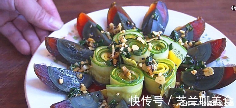 黑暗料理|皮蛋放锅里蒸一蒸，饭店一份要48，在家成本8元，待客有面子