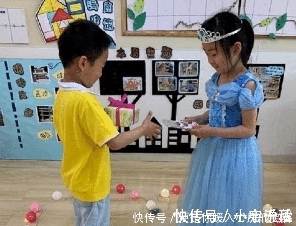 互换|幼儿园圣诞互换礼物,宝妈用千元文具只换回纸人,看到价格更崩溃