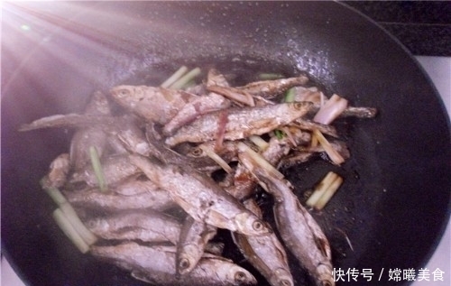 不用|这道菜不用复杂的调料,几根葱就足够,咸香酥脆,下酒一流