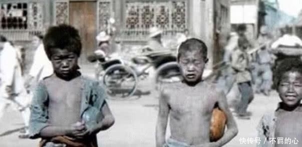 女子|清末罕见的老照片穷家的女子衣不蔽体,“富二代”的少爷刚过门的幼妾