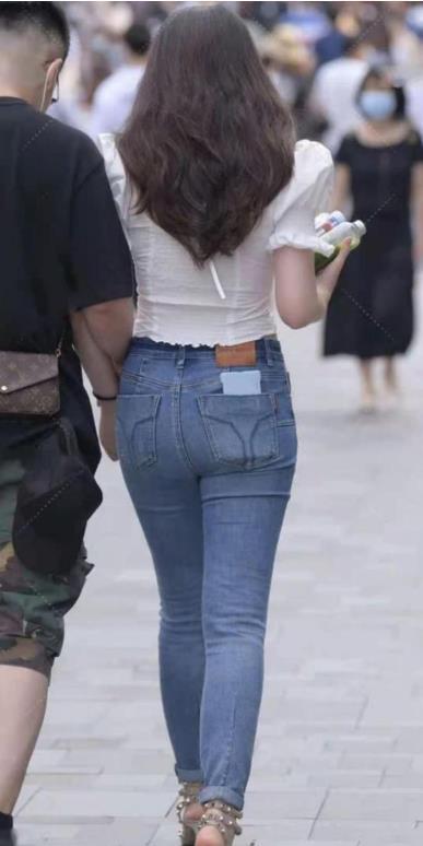 v领短袖和牛仔裤一起，表现出优雅的体型曲线，不会离开街道