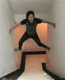 |搞笑GIF:今天运气挺好, 走着走着就捡到一个媳妇