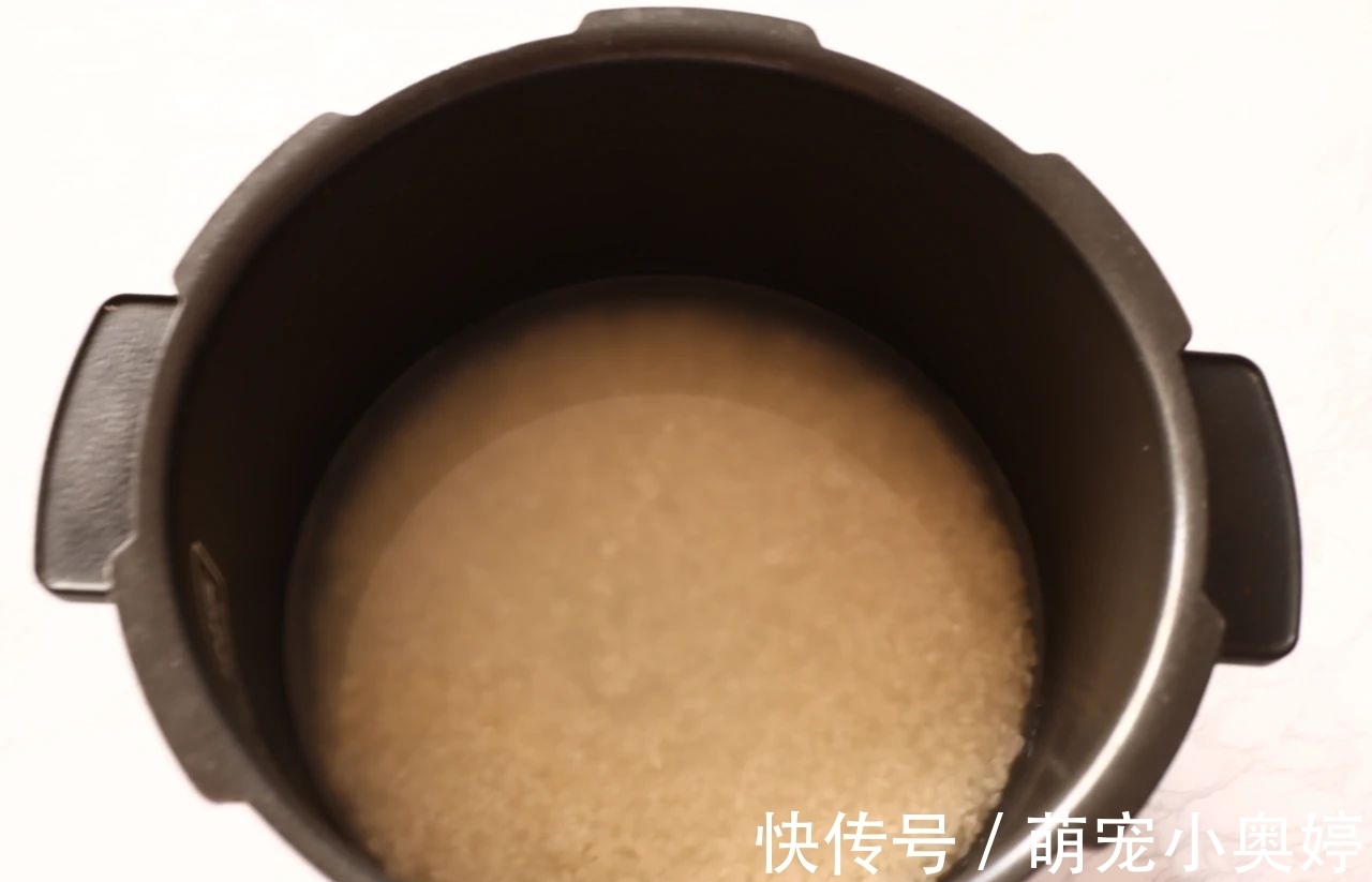 橄榄油|天一热,我家就爱做这道懒人饭,3种食材焖一锅,好吃又简单