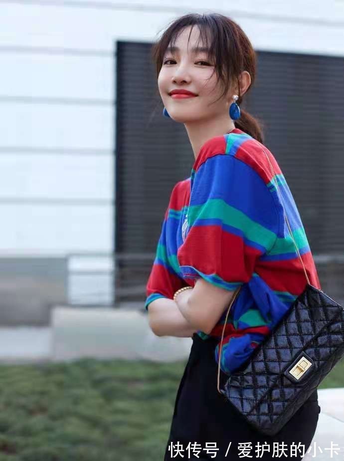 t恤|白百合示范洋气穿搭!彩虹衫+休闲裤配着这样穿,时髦减龄又舒适