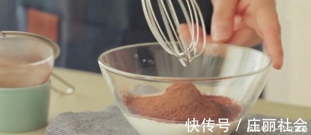 俏丽棉花芝士蛋糕，如棉花一般柔软，带着芝士的细腻湿润