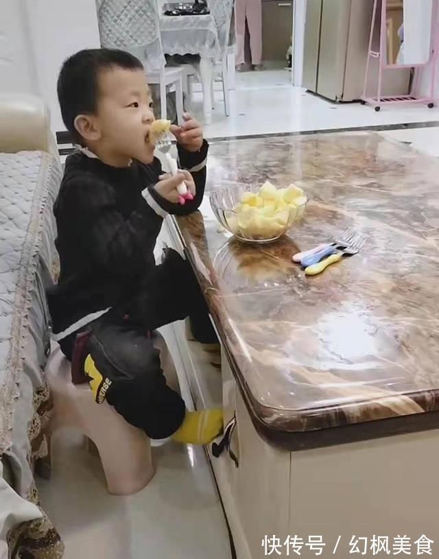 求生欲|弟弟在家吃“独食”,三个姐姐现身后,弟弟的表现笑翻网友满满的求生欲