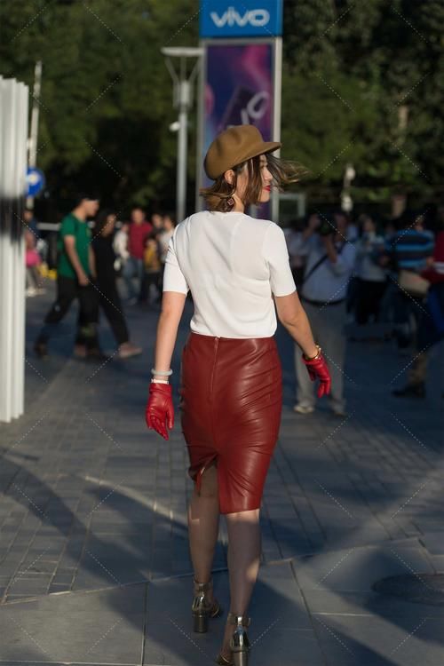 穿裙子的时候戴上手套，会有种高贵的感觉，尤其是红色系搭配