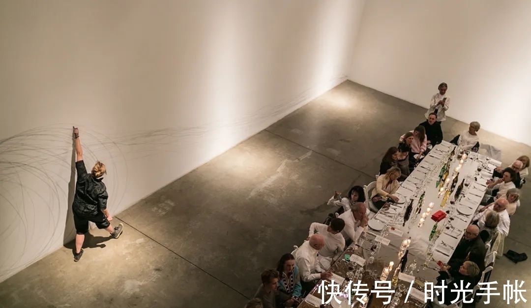 纸面!一边起舞一边画画的艺术家是怎么创作的?