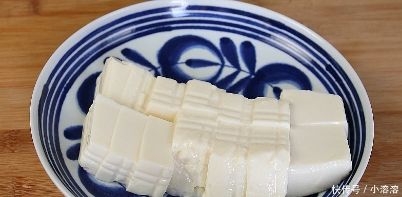 2盒豆腐,1勺淀粉,这个做法百吃不厌,出锅那一刻口水留下来