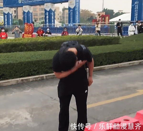 邓涵|泪目!邓涵文偶遇恒大球迷一个深鞠躬,紧接着眼泪不禁夺眶而出