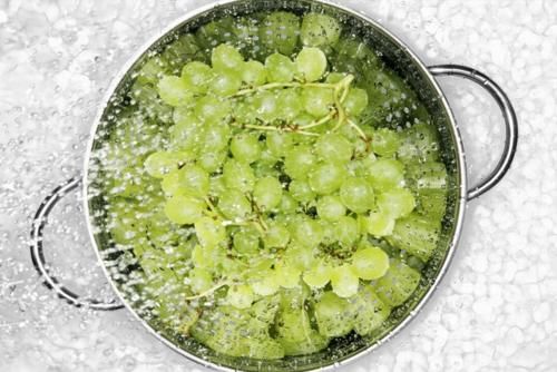 葡萄|葡萄只用清水洗？难怪洗不干净有虫卵，教你一招，连皮都能一起吃