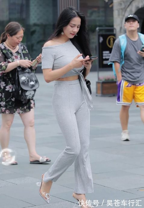 牛仔短裤 美女脚上一双简约的高跟鞋,两者搭配,轻松营造出一米八的既视感