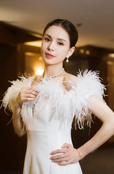 吐槽大会用提词器培养“念稿人”？李若彤回应确有此事：我不依赖