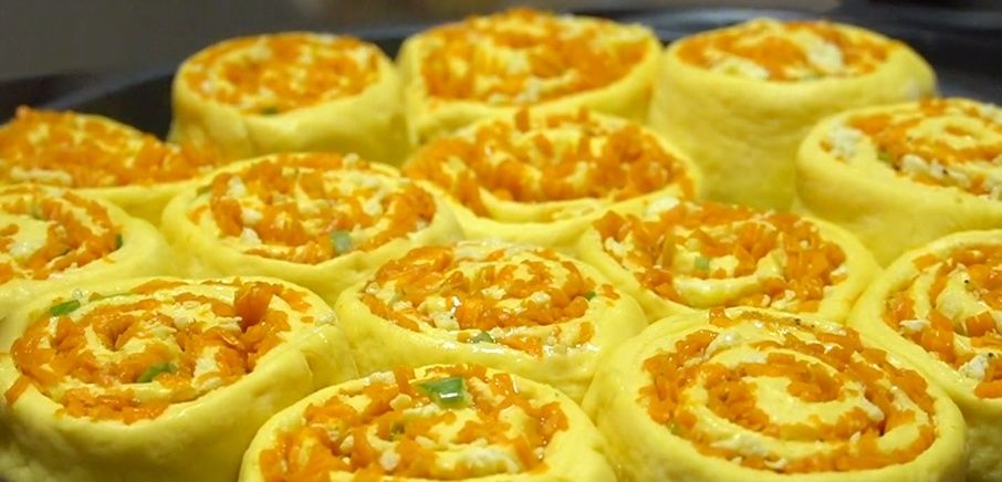 南瓜卷|秋天南瓜这样做太好吃,层层裹着馅料,松软又营养,比肉包子还香