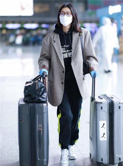 卫衣＋外套＝今冬最火混搭风格！休闲又时尚，不费力就能变时髦