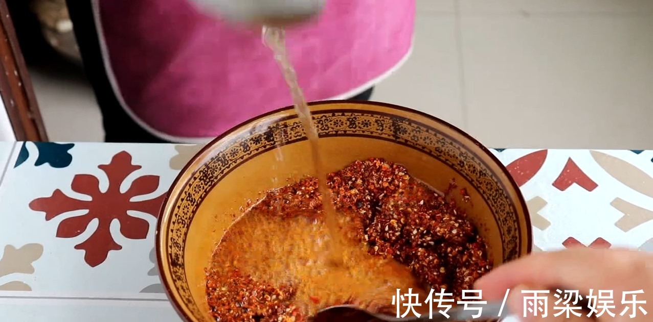 想吃炸串不用去外面吃了，方法教你在家简单做，香辣过瘾又解馋