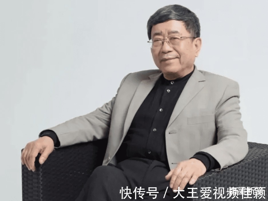 余秋雨@王朔评余秋雨他不应该成为一个作家,甚至算是低配版的席慕容