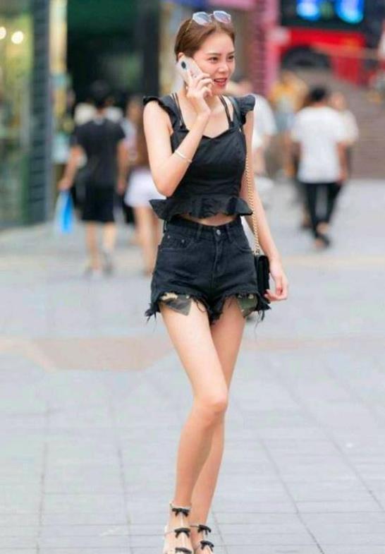 长发|身材微胖的长发美女,身穿吊带连衣裙,尽显完美的好身姿