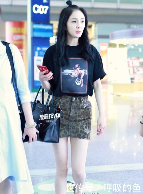 丸子头已经不实行了，今年流行苹果头，减龄显脸小