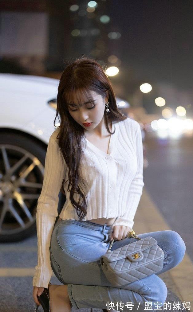 小姐姐 针织上衣搭配牛仔裤，百搭又显瘦，相信没有一个妹纸能拒绝