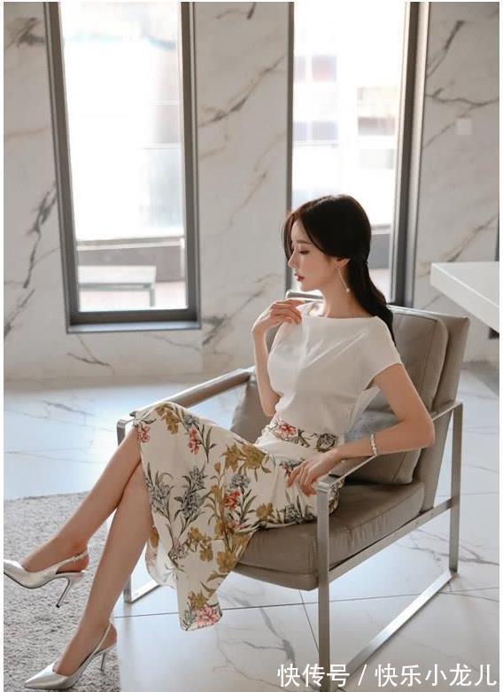 半身裙|整条街上最时尚的小姐姐,身穿白色的短袖,搭配印花半身裙,时尚又大方