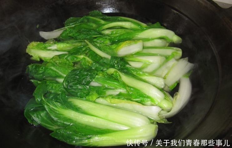 绿叶蔬菜|炒青菜总是发黄发黑?学会3个技巧,青菜又绿又嫩,不变色不出水
