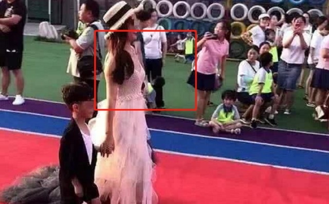 蕾丝裙|“年轻辣妈”穿蕾丝裙开家长会,家长纷纷冷脸:您是来走红毯