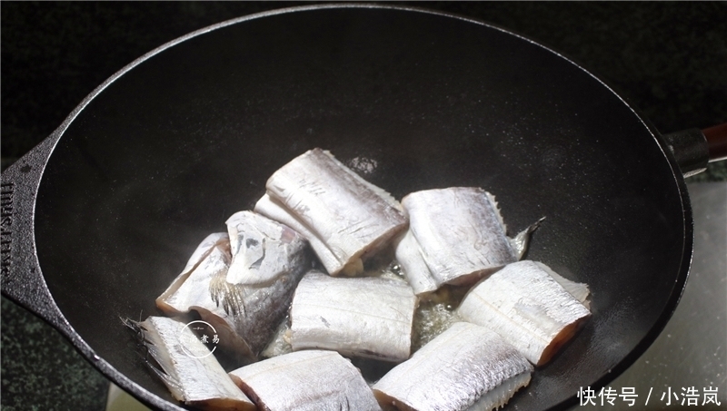 教您一款好吃的带鱼,十五分钟出锅,香酥可口不粘锅,一点不腥