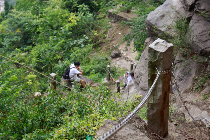 山前|湖北一危险的村庄，出门全靠一根铁链，上山前一定要大声吆喝