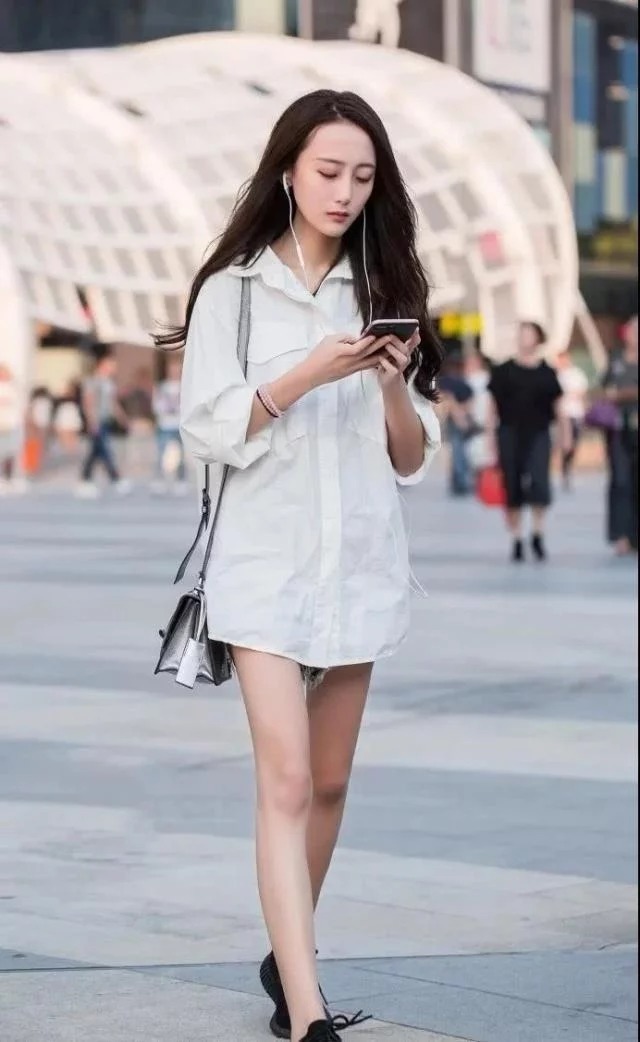 街拍:语笑嫣然的美女,白色上衣配蓝色牛仔裤,时尚唯美气质