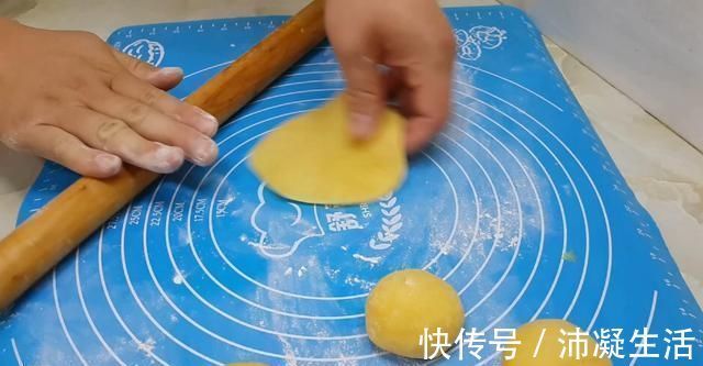 家常|面粉这样做太香了，不用烤不油炸，比吃面包还香，一次8个不够吃