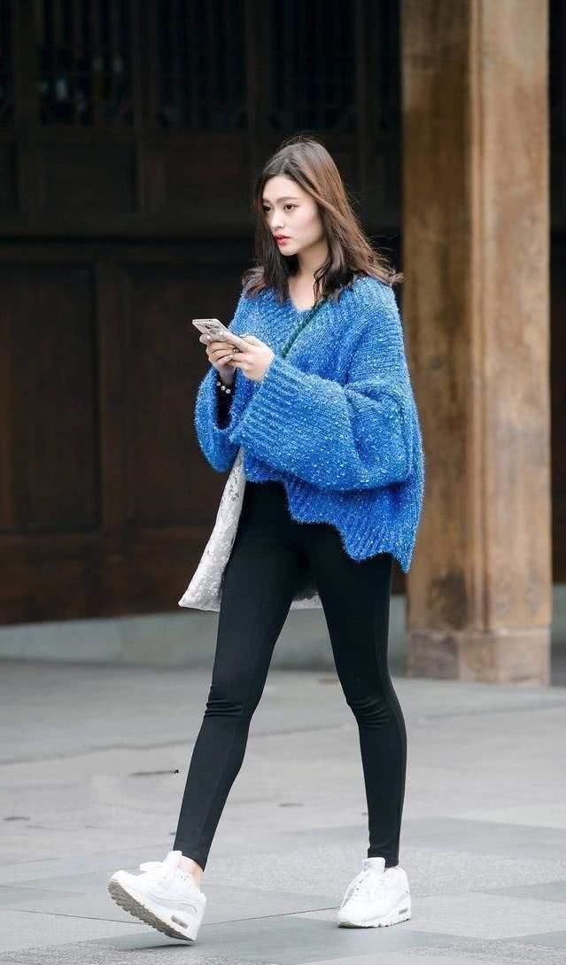 休闲|街拍:毛衣搭配紧身裤,休闲时尚,给人如沐春风的感觉