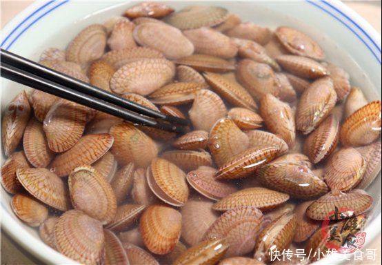红椒|洗花蛤最忌直接放盐洗，老渔民教我3招，花甲疯狂吐沙，太厉害了