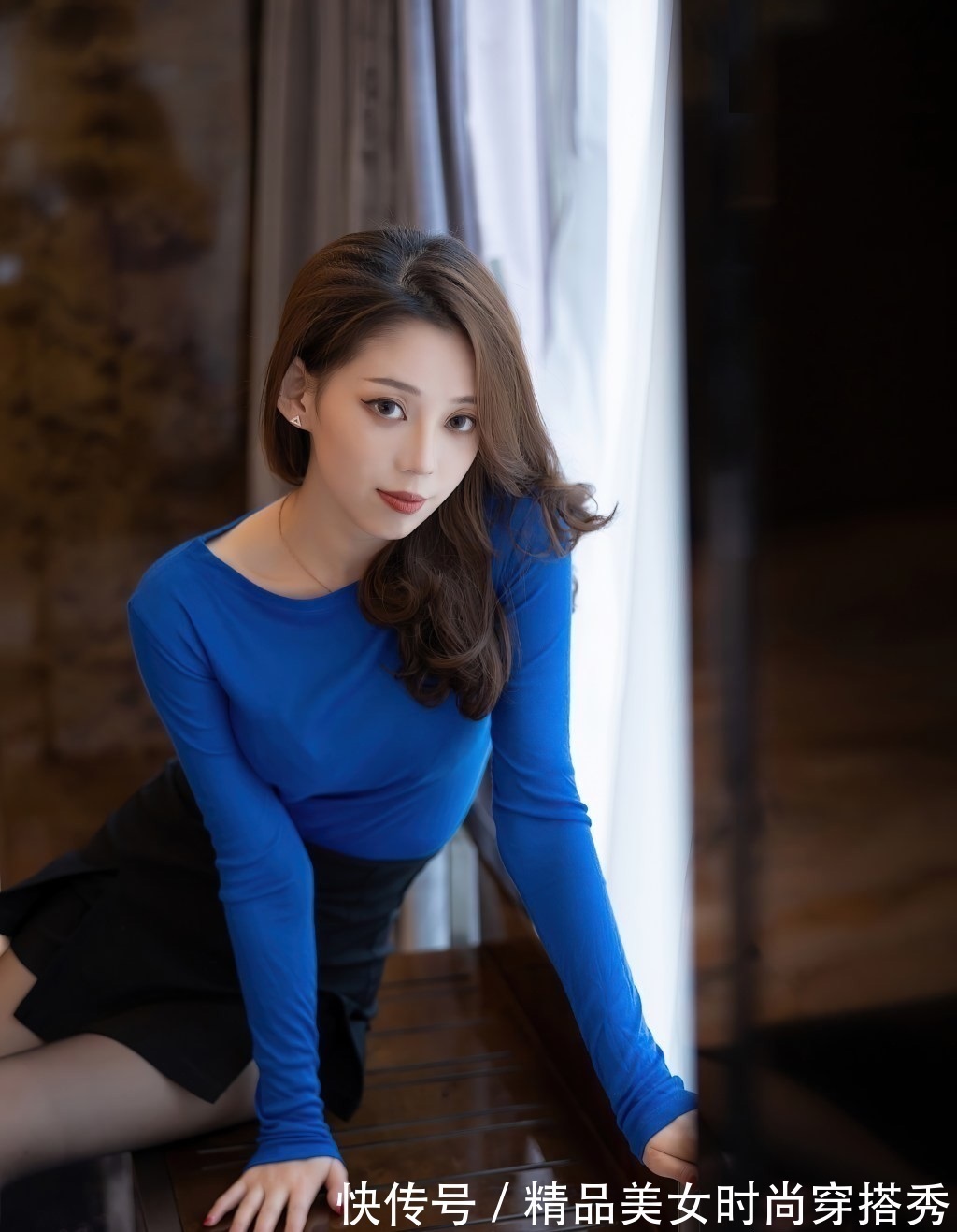 针织衫 极具有质感的高腰半身短裤,上衣搭配蓝色的针织衫,休闲又时尚