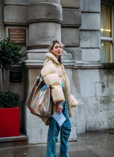 毛呢大衣已经过时了，冬天穿这种服装才好看，遮肉显瘦还保暖