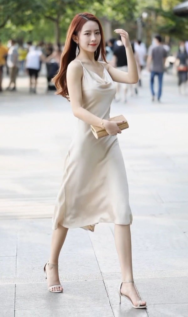 百媚生|米白色绸缎连衣裙,小姐姐回眸一笑百媚生,尽显优雅高贵