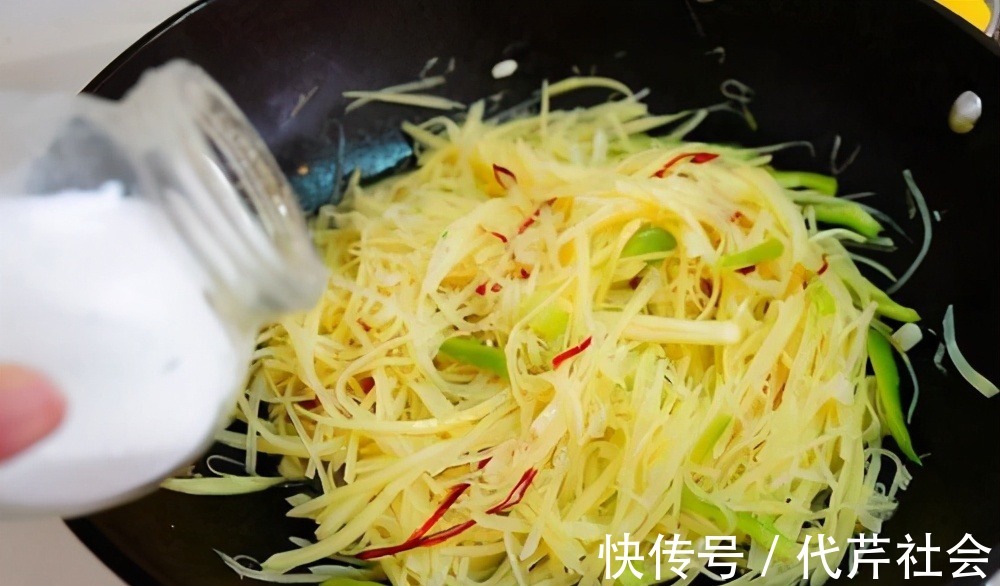 年薪38万大厨做“酸辣土豆丝”，操作手法超牛，放醋顺序是关键