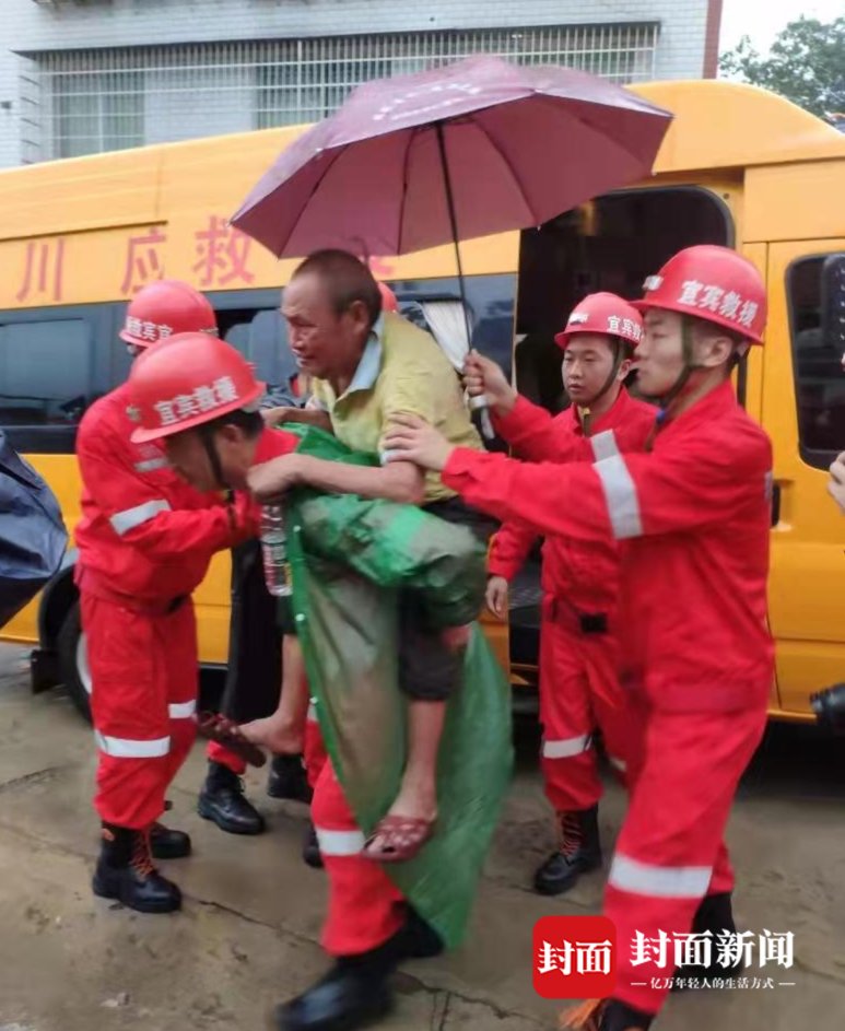 救援人员|6级地震后 他们又背又抱 帮助九旬老人母子脱离险境