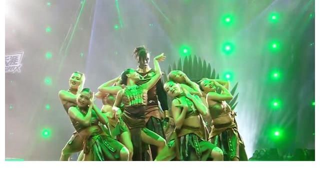 《这就是街舞4》总决赛之夜，布布打封闭上场，丛林造型致敬黑豹