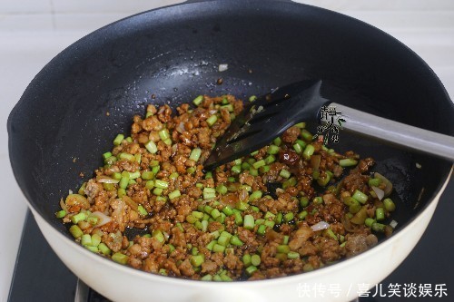  家常|下饭菜肉末炒粉条的家常做法，照着做，粉条不坨也不粘锅，倍儿香