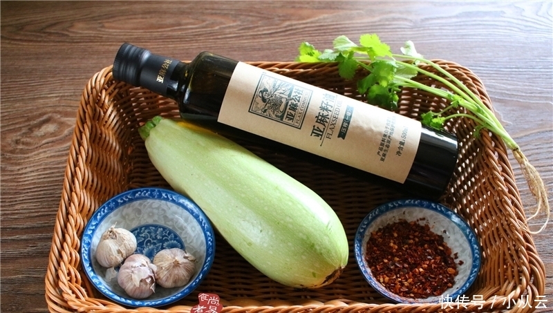 夏日|夏日炎炎,教您做一款爽口凉拌菜,香辣开胃又解腻,特别简单