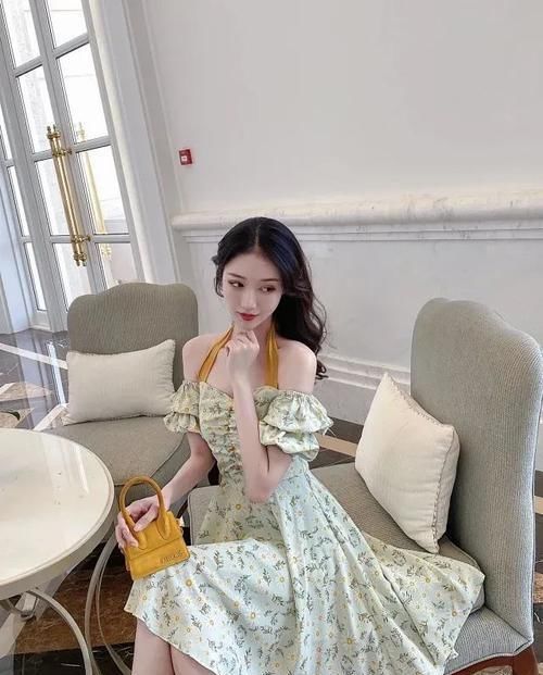 这才叫省布料设计!雏菊抹胸吊带裙可盐可甜,绑脖设计最是特别