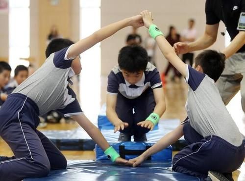 初中生体能测试不合格，就因为家长过度“照顾”孩子，这样真不行