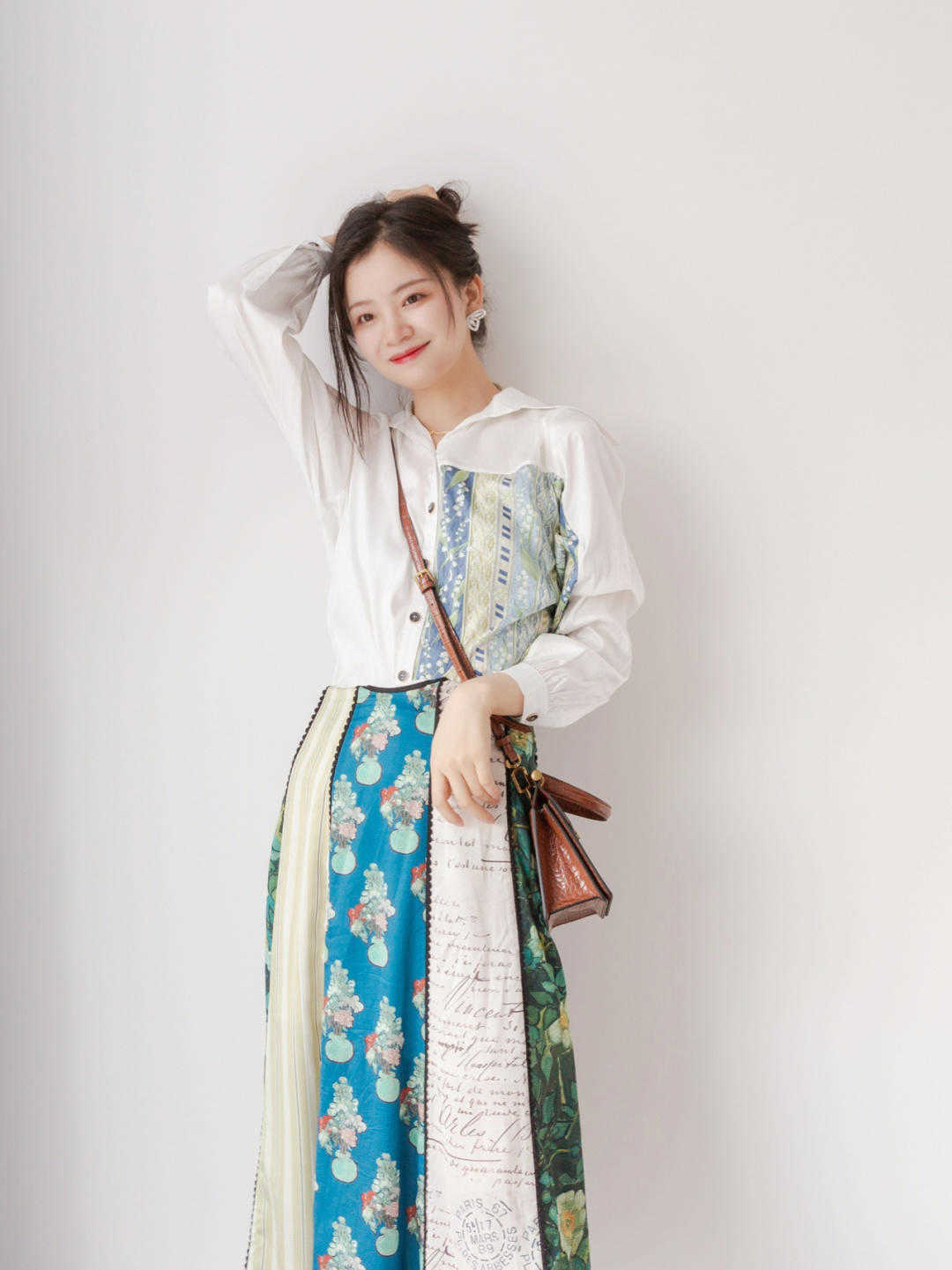 气质|穿衬衫的季节,怎么穿才能更干练又洋气?搭配格子长裤特别显气质