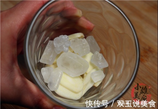 冰糖和大蒜一起泡水喝,好多人不懂有啥用,我也是才知道,太厉害