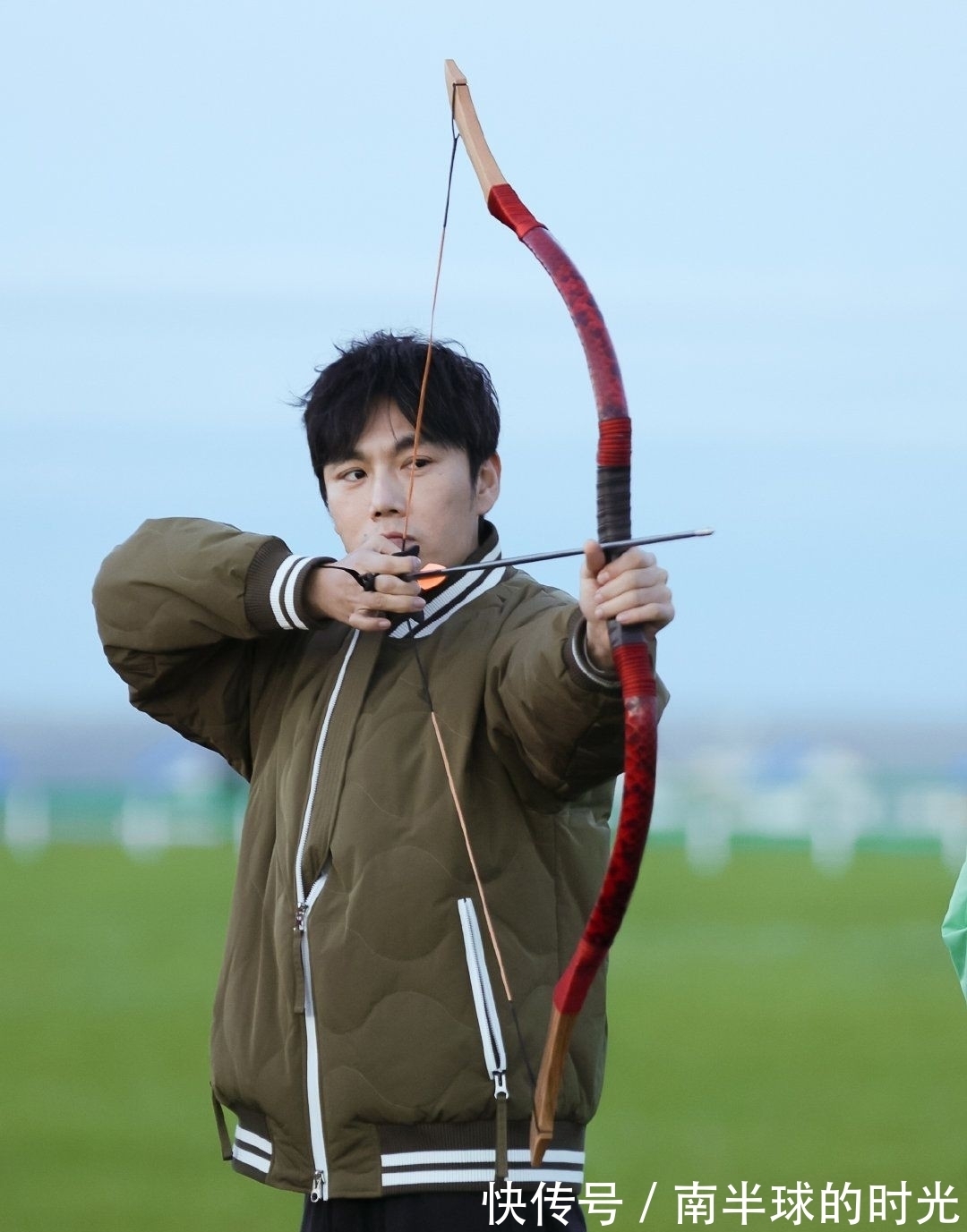 張東升|秦昊簡直太幽默了,在綜藝節(jié)目里連續(xù)五次假摔,戳中人們的笑點(diǎn)!