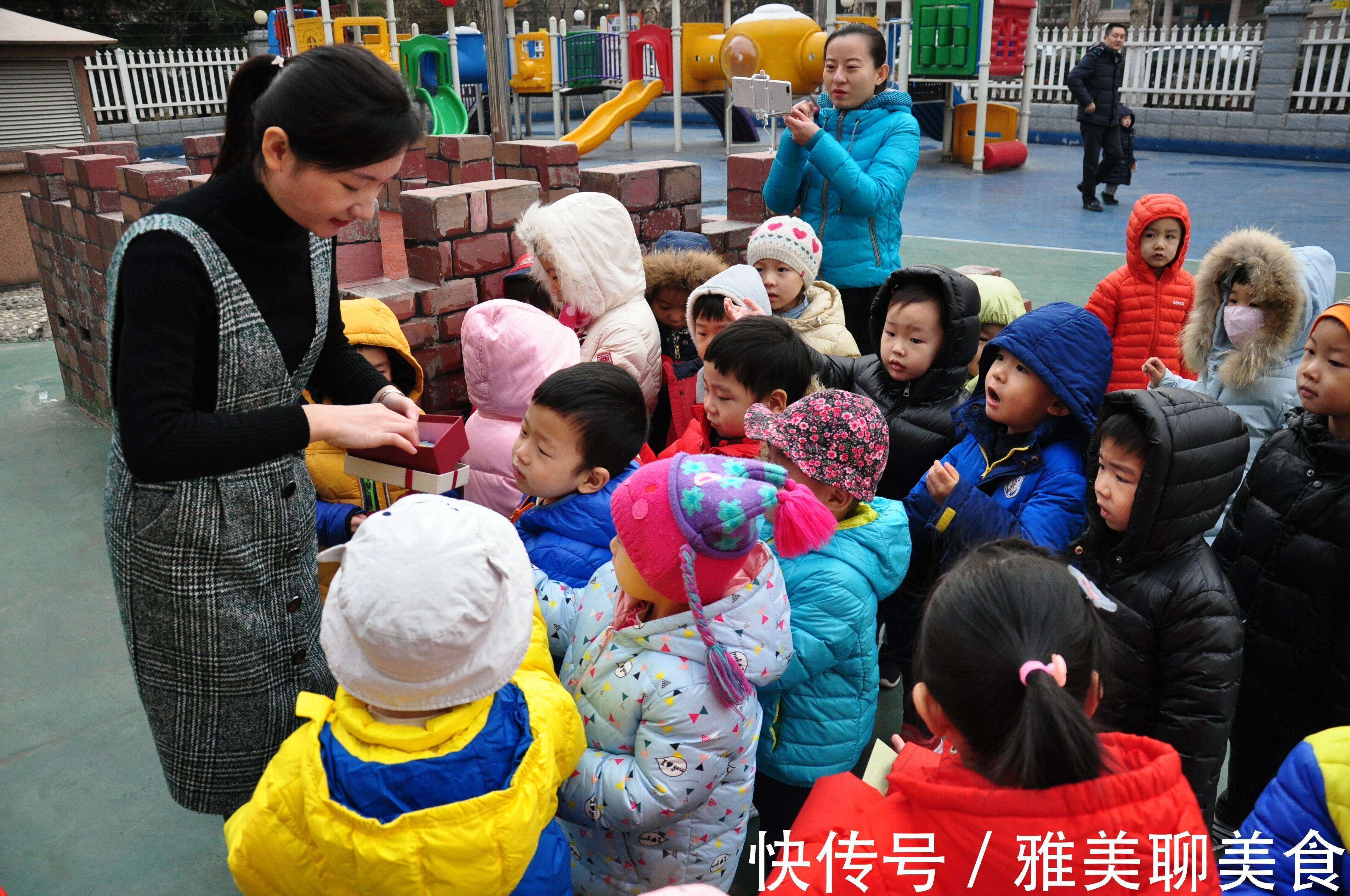 树苗|幼儿园超前教育的危害,孩子上二年级才真正爆发,能晚一年晚一年