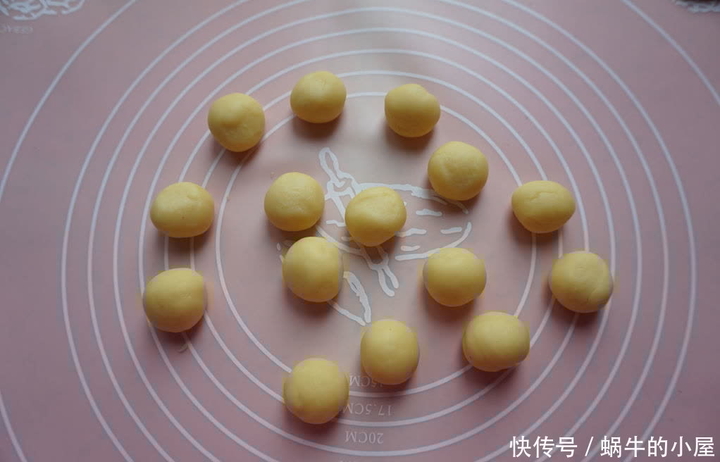 这款小零食香酥可口,做法简单,家里可以多备点,孩子很喜欢吃